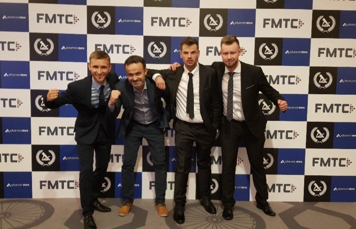 Na ściance prasowej gali IPMA 2019 w Londynie, z zespołem